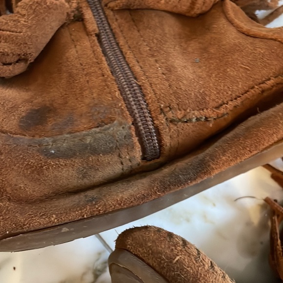 Minnetonka suede fringe boot. Excellent condition - Picture 12 of 12